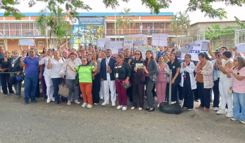 Protestaron frente al Circuito Judicial Penal de Barinas durante la audiencia de un médico y seis enfermeras