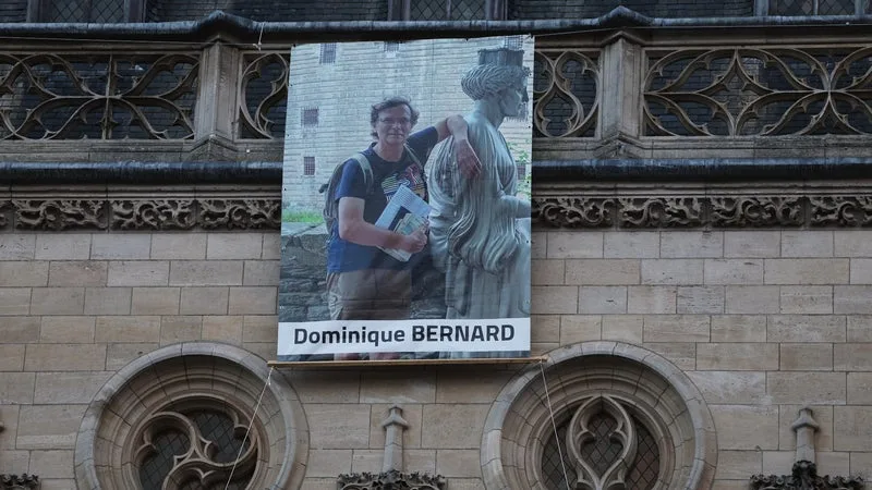 "Faire vivre la mémoire de Dominique Bernard": la ville d'Arras rend hommage à l'enseignant, trois ans après son assassinat