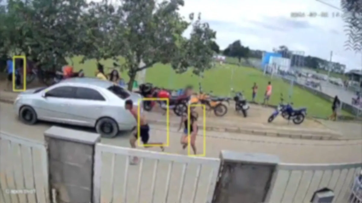 Jogador é perseguido e baleado em campo de futebol durante ataque em Linhares; veja VÍDEO
