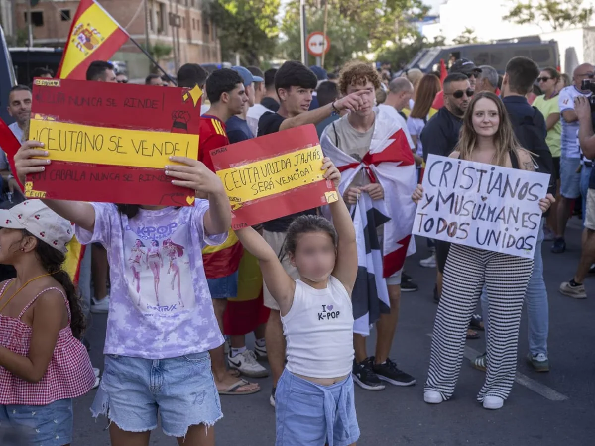 Ceuta protesta por la gestión migratoria en una manifestación “pacífica” con claveles como ofrenda de paz tras días de violencia