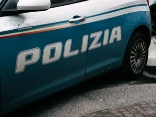 L’adolescente alerte des policiers avec un geste discret de la main à travers la vitre, son beau-père interpellé