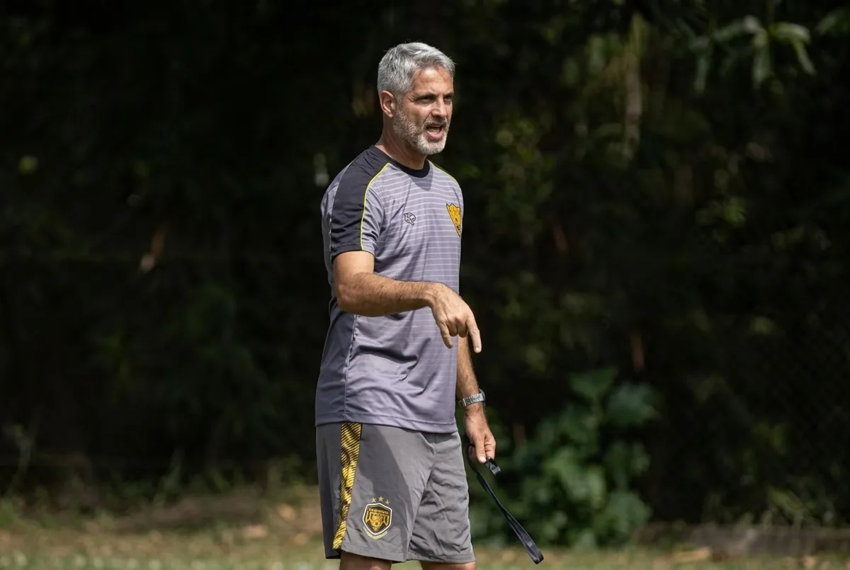 Com contrato até 2027, Rodrigo deixa futuro no Amazonas em aberto: "Minha permanência depende do projeto"