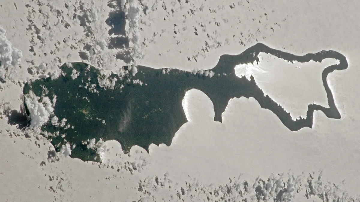 Rare sunlight trick transforms Pacific island into a giant silver 'magnifying glass' — Earth from space