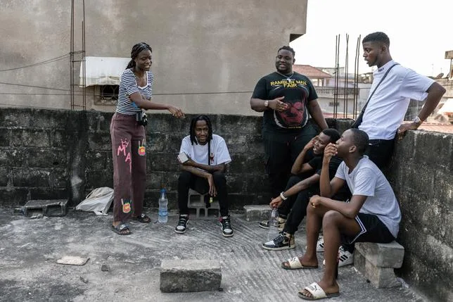 La “go”, un “goumin”, “s’enjailler” : comment le nouchi ivoirien a conquis le français