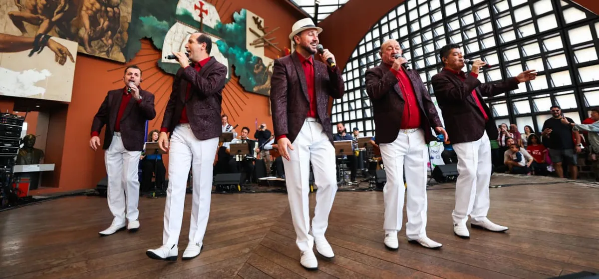 Domingo no Centro teve Demônios da Garoa no palco