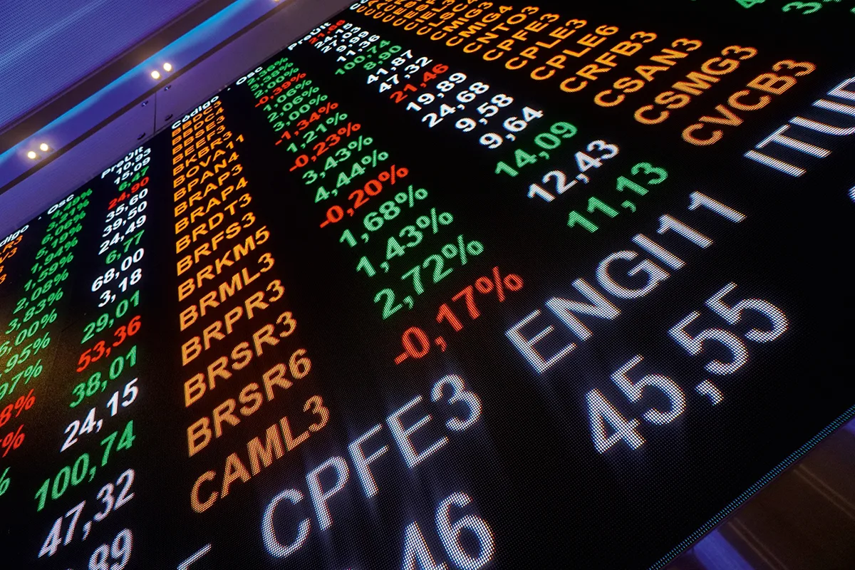 Ibovespa fecha em leve baixa após despencar em pregão anterior