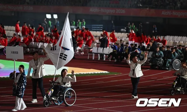 [사진]태극기를 휘날리는 장민호 윤지유