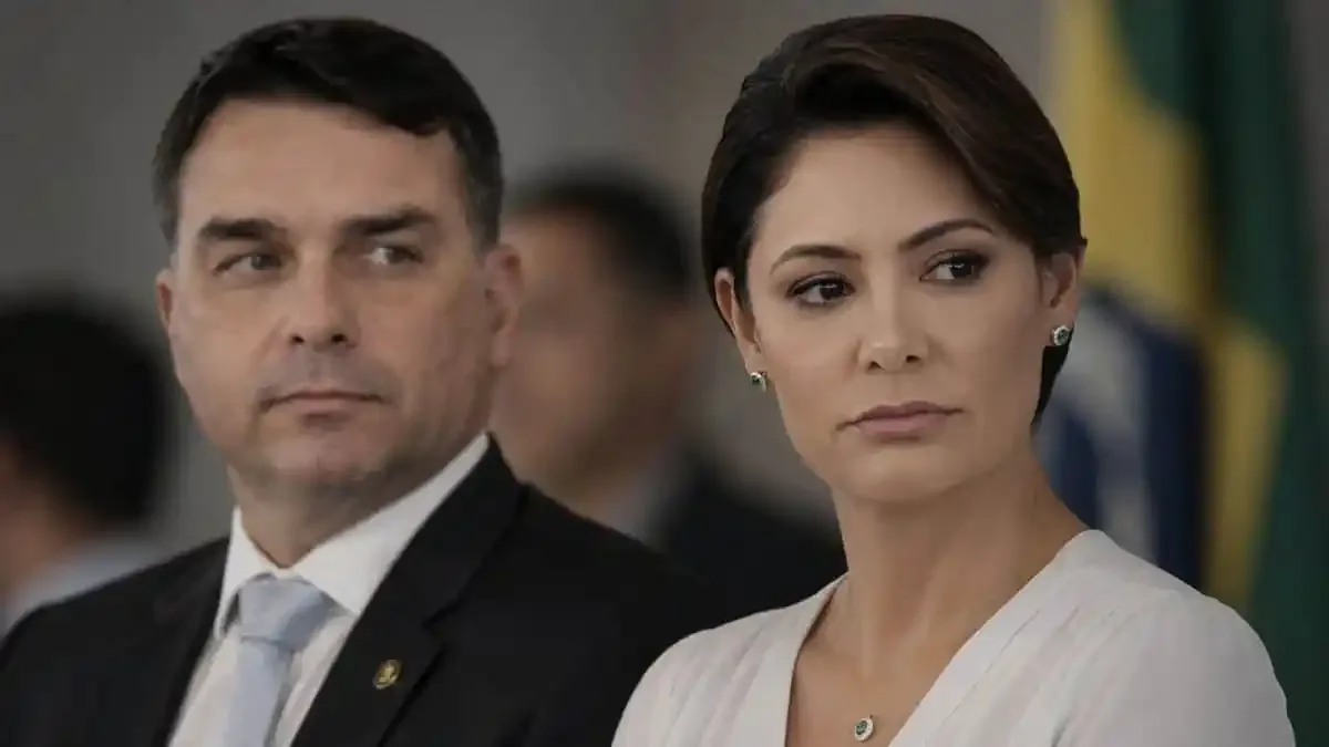 Michelle sobre Carlos e Eduardo após “abraço” em Flávio: “um dia de cada vez”