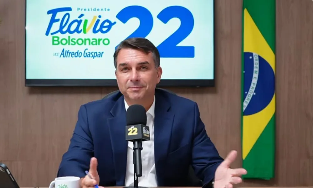 Daqui a pouco, até o Lula vai declarar apoio em mim, diz Flávio Bolsonaro