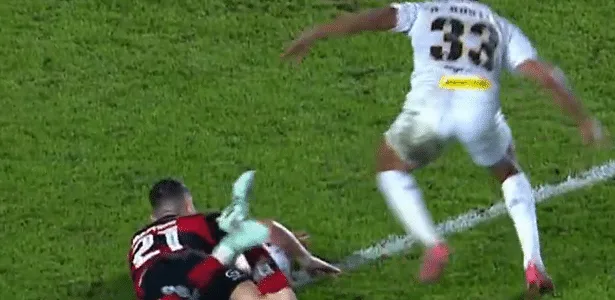 Jardim isenta arbitragem e vê Flamengo cometer pênaltis 'desnecessários'
