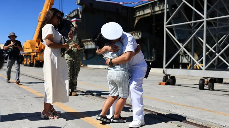 "Elle a manqué mon anniversaire": après 322 jours en mer, la joie des proches de marins du porte-avions Abraham Lincoln pour leur retour aux États-Unis