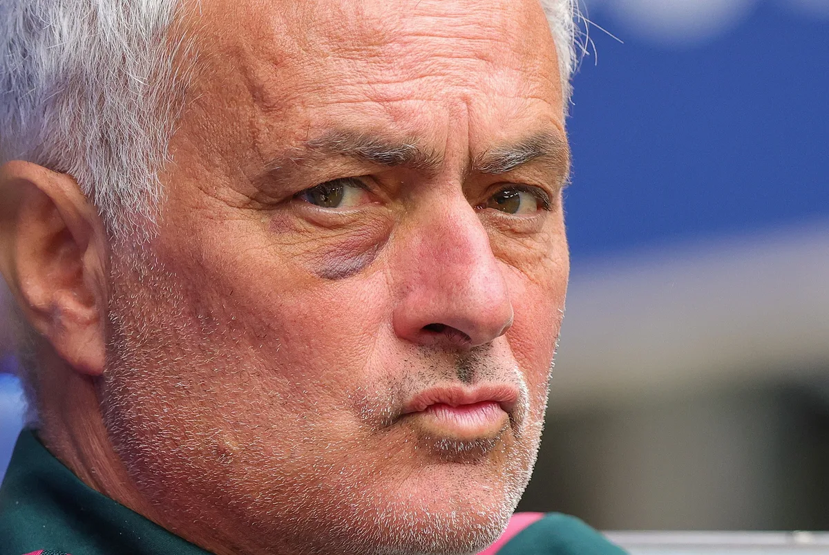 Mourinho aparece com olho roxo e explica acidente no Real Madrid