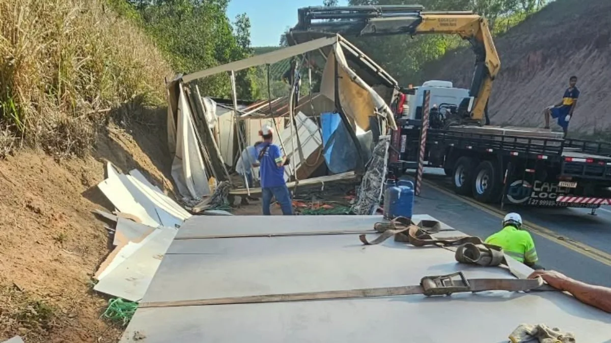 Carreta é retirada da BR 101 três dias após acidente em Aracruz