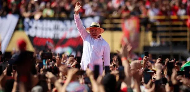 Lula 'volta ao passado', aposta em mulheres e emoção em 1º ato de campanha