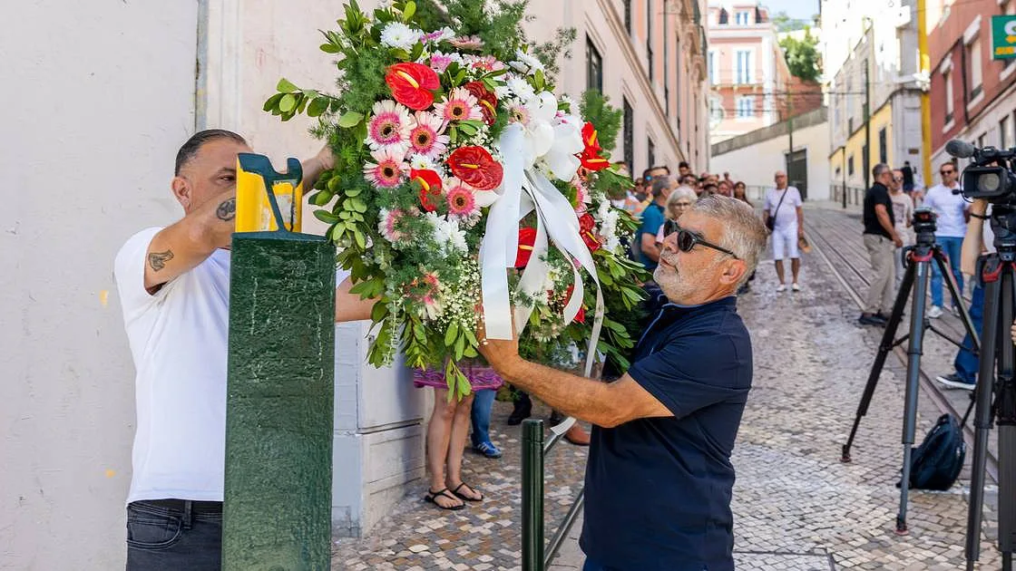 Sindicalistas e colegas homenageiam guarda-freio que morreu há um ano no Elevador da Glória