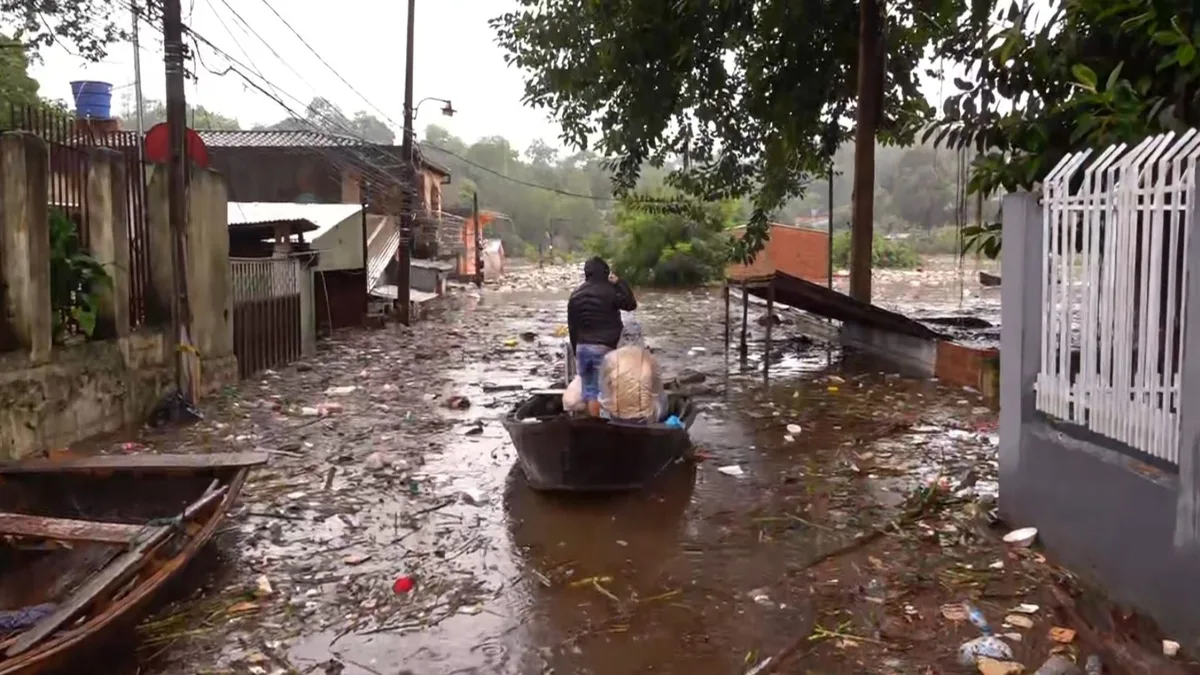 VÍDEO: cheia de rios alaga casas e afeta cerca de 650 famílias na fronteira do Brasil com o Paraguai