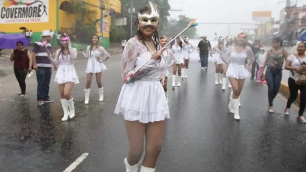 Una llovizna sorprende los desfiles patrios y dio un respiro al calor en la capital de Honduras