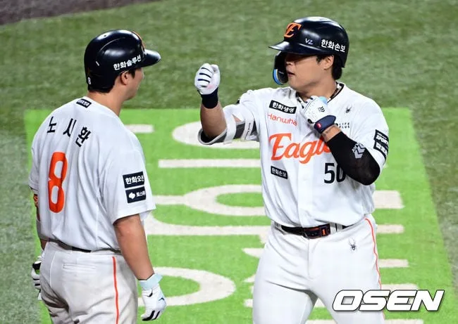 '어디까지 날아가는 거예요?' 강백호, 몬스터월 넘기는 초대형 홈런 폭발…KIA 추격하는 솔로포 '시즌 26호'
