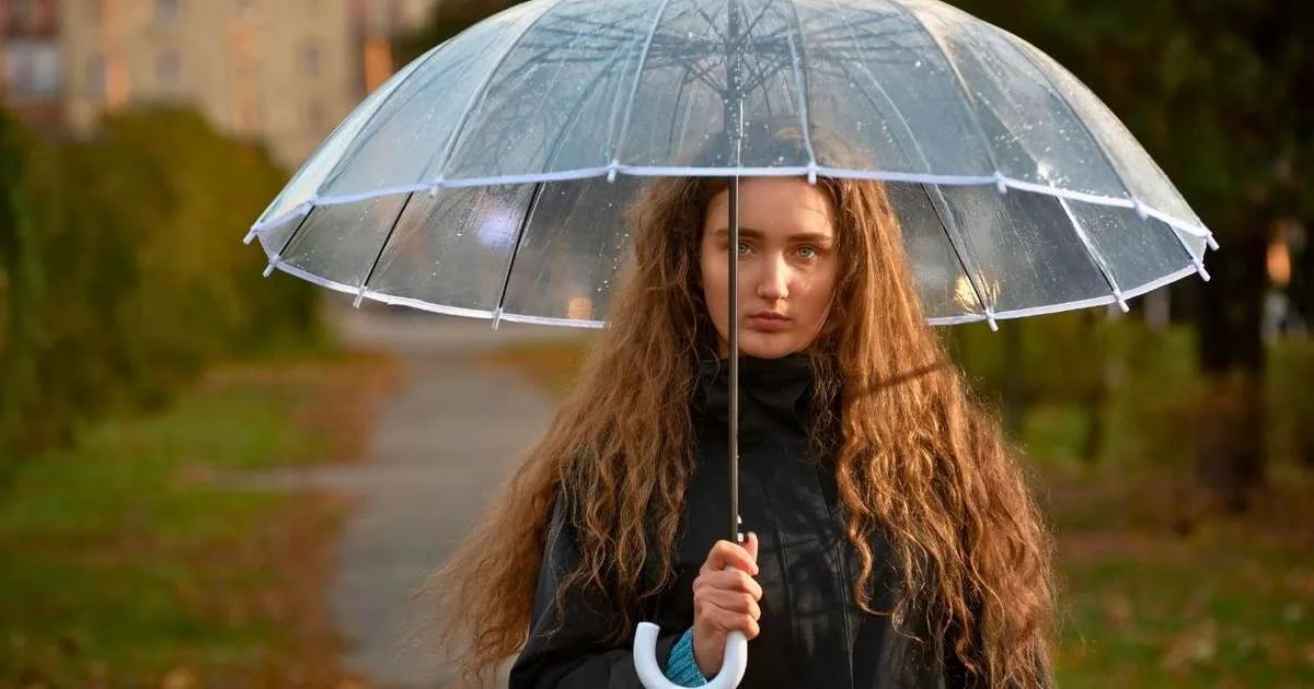 Frizz e umidade: como cuidar do cabelo e evitar fios arrepiados