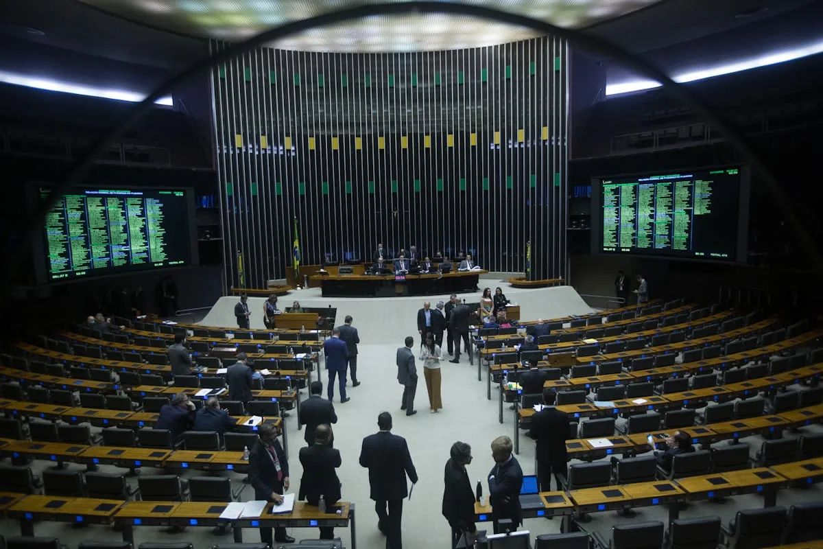Sonho do Centrão, voto distrital enfrenta oposição no PT e no PL