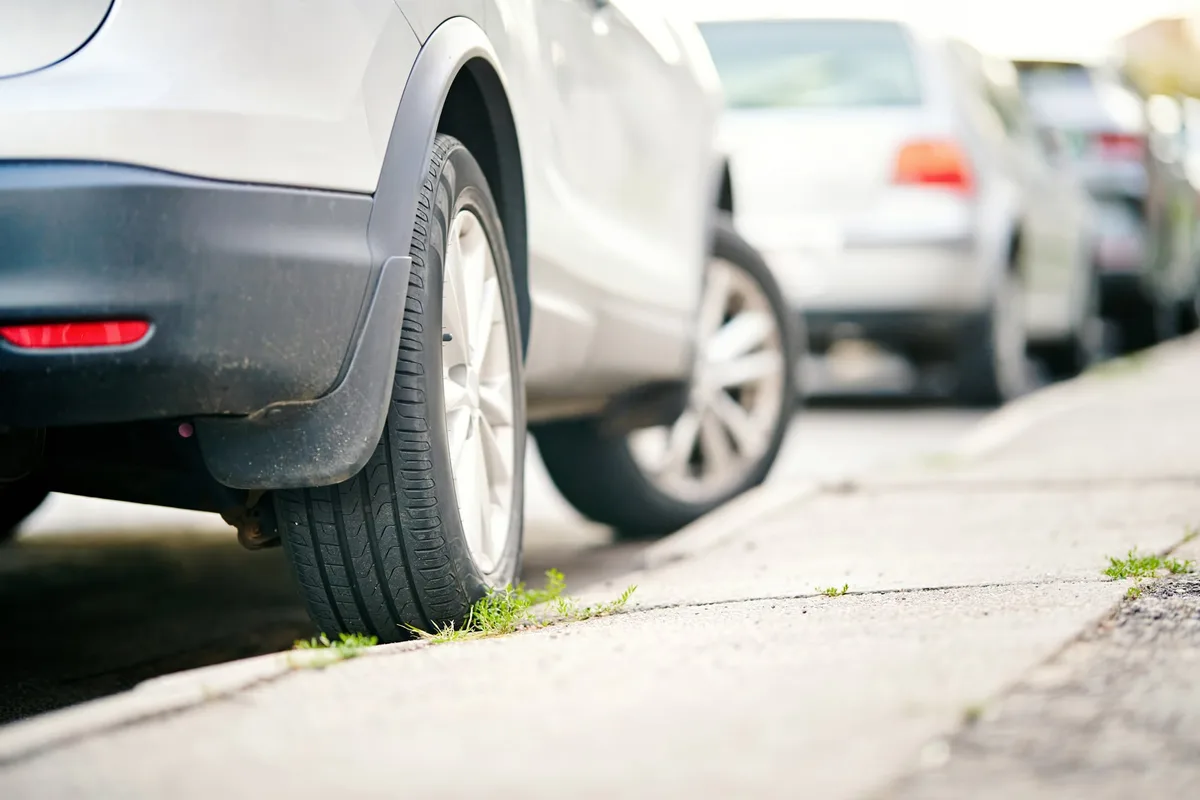 ¿Estacionar con las ruedas giradas arruina el auto?