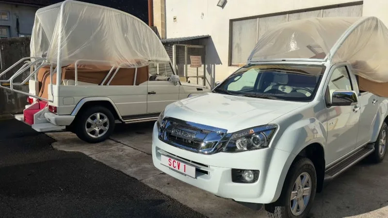 Les images des deux papamobiles arrivées à Lourdes avant la venue du pape Léon XIV