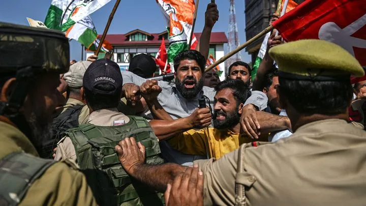 Inde : manifestation historique réprimée par les forces de l'ordre
