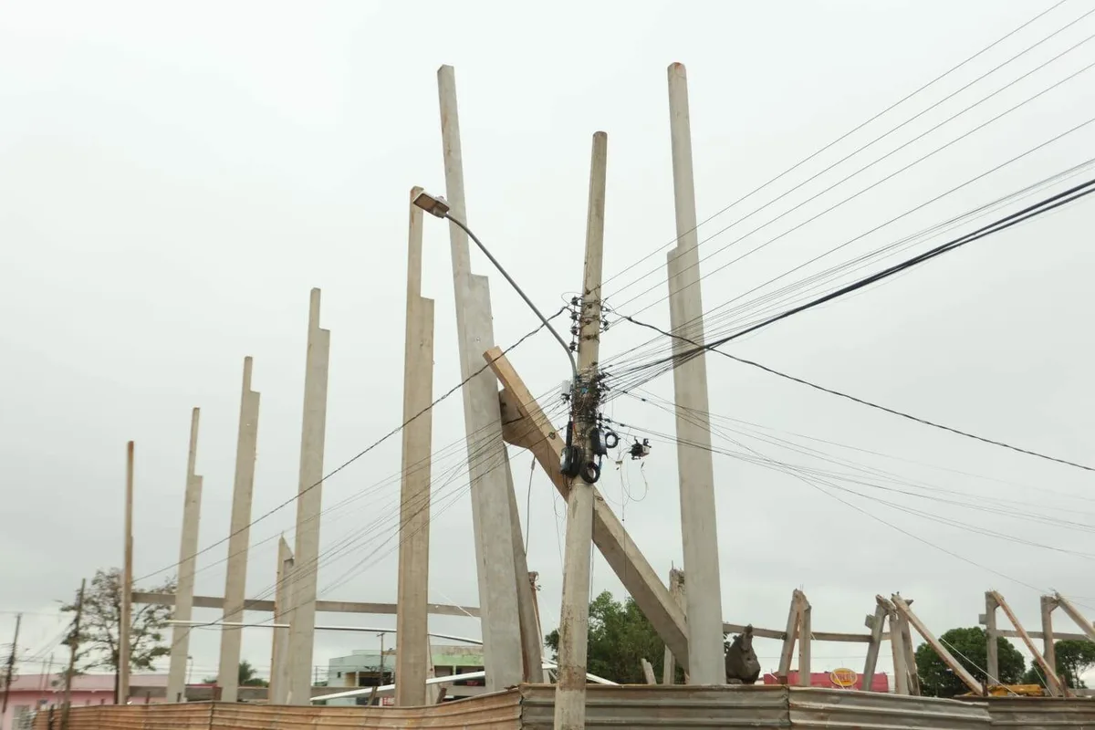 Estrutura de obra que matou 2 tem novo desabamento e concreto ameaça fiação