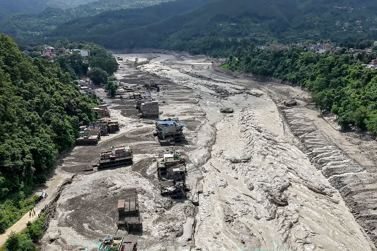 Nepal busca a decenas de desaparecidos, entre ellos estadounidenses y canadienses, tras una violenta riada de origen desconocido llegada del Tíbet