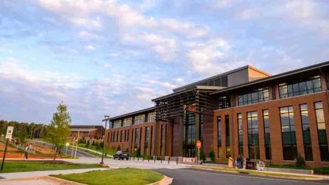 Turner (ACS) inaugura la Facultad de Medicina Veterinaria de la Universidad de Clemson