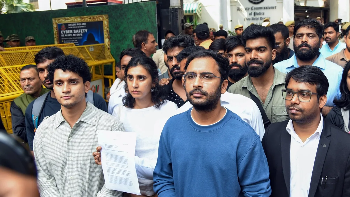 Watch | CJP's Saurav Das, Ashutosh Ranka breach through locked Jantar Mantar, detained