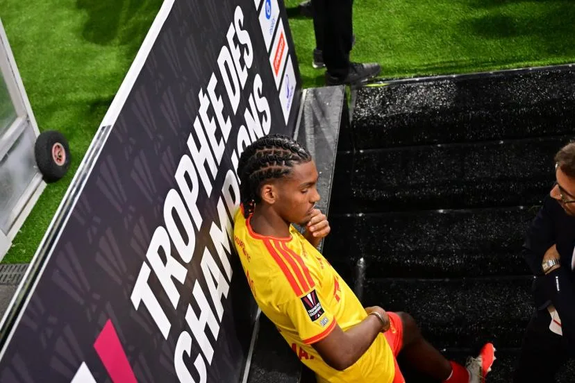 Selon notre consultant sur l'arbitrage Saïd Ennjimi, le carton rouge attribué à Kyllian Antonio (Lens) contre le PSG lors du Trophée des champions est « largement justifié »