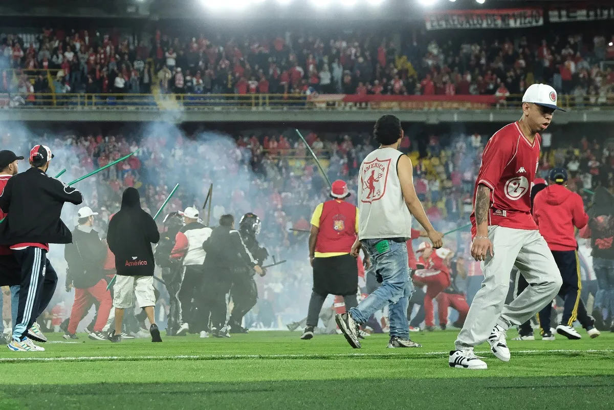 Briga entre torcidas interrompe jogo no Campeonato Colombiano; veja