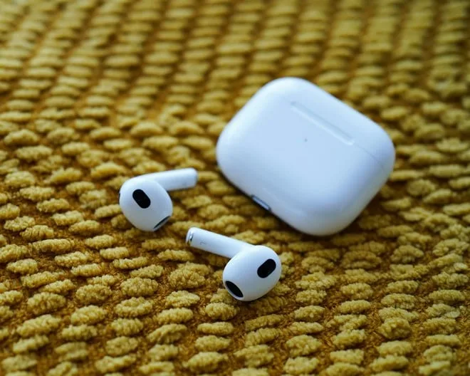 AirPods com câmeras têm novos detalhes revelados em código do macOS