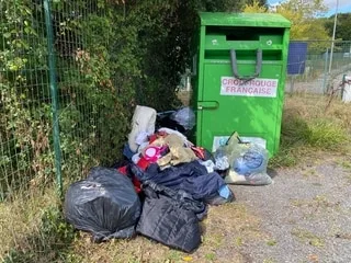 « On n’en peut plus d’être pris pour une déchetterie ! » : à Quimper, la Croix-Rouge suspend sa collecte de vêtements
