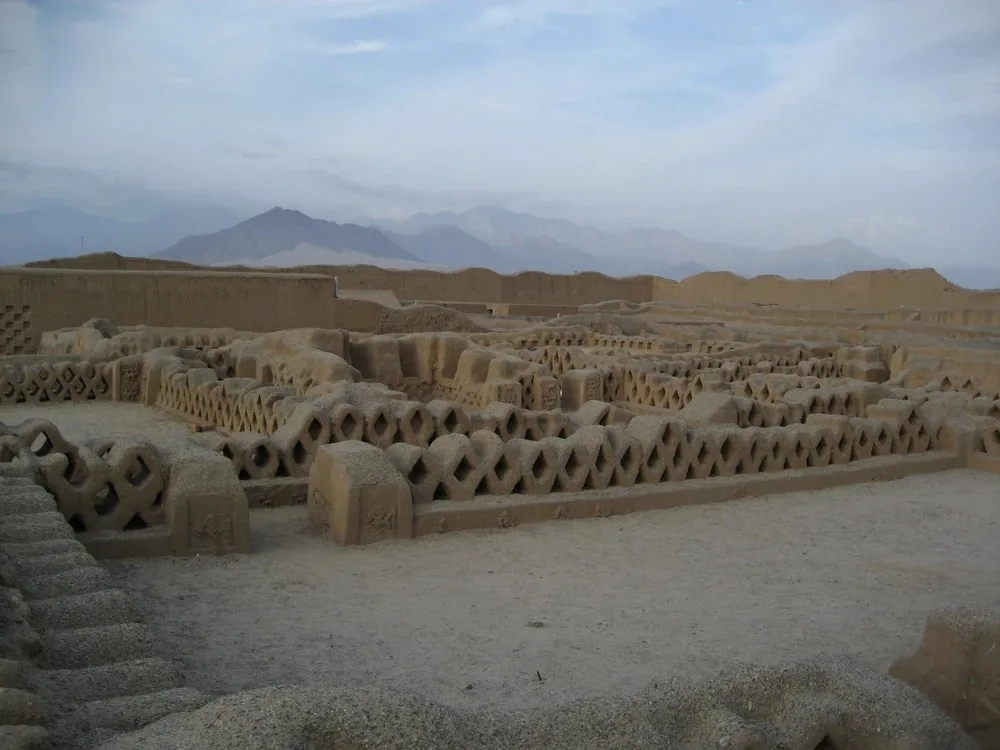 Tumba de 600 anos encontrada no Peru contém restos mortais e tesouro intactos