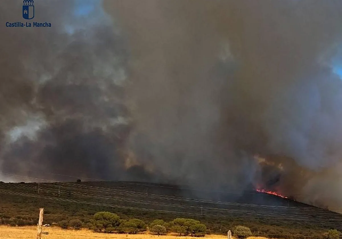 El incendio de la Dehesa Boyal de Puertollano sube a nivel 1 y corta una carretera