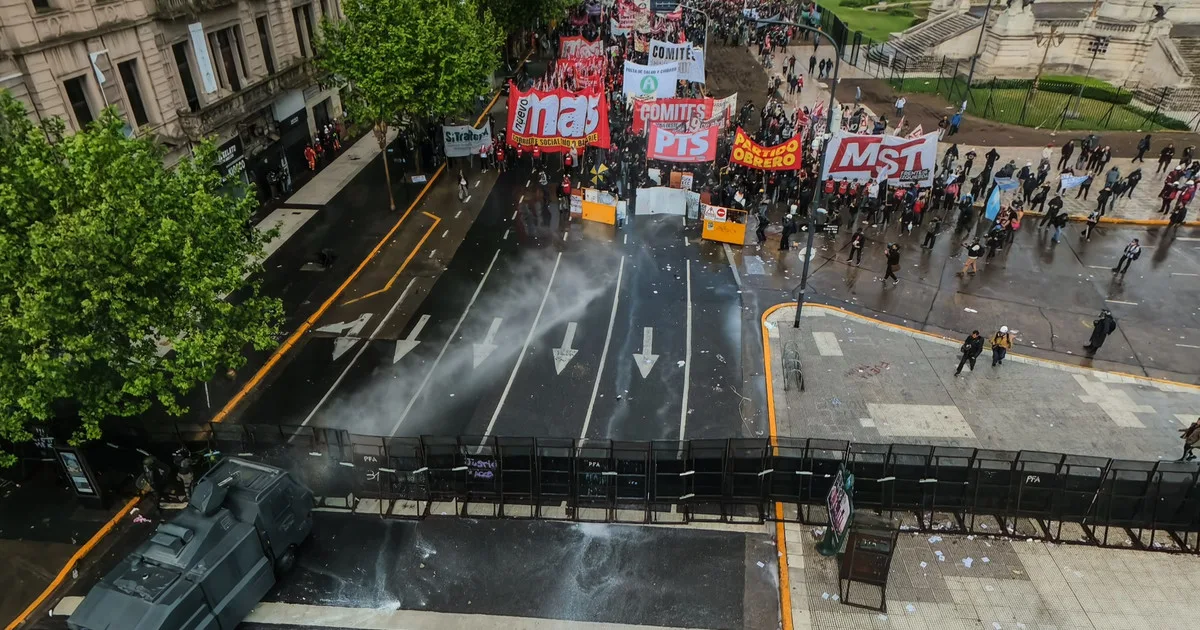 Corridas, piedras y gases en la quinta marcha universitaria, que fue multitudinaria y reforzó las críticas contra el gobierno de Milei