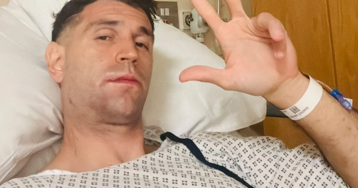 El Dibu Martínez y su primera foto tras el choque que le fracturó la mandíbula, con un detalle insólito y admirable