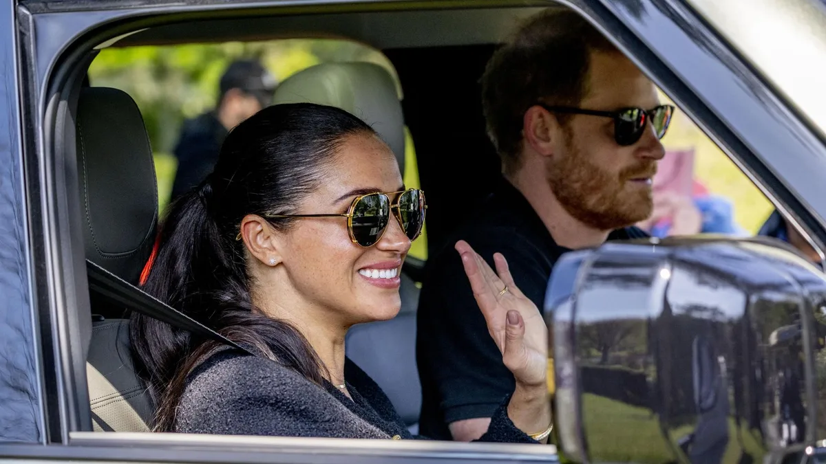 El príncipe Harry y Meghan Markle ya han aterrizado en Reino Unido: así ha sido su discreta llegada a Birmingham