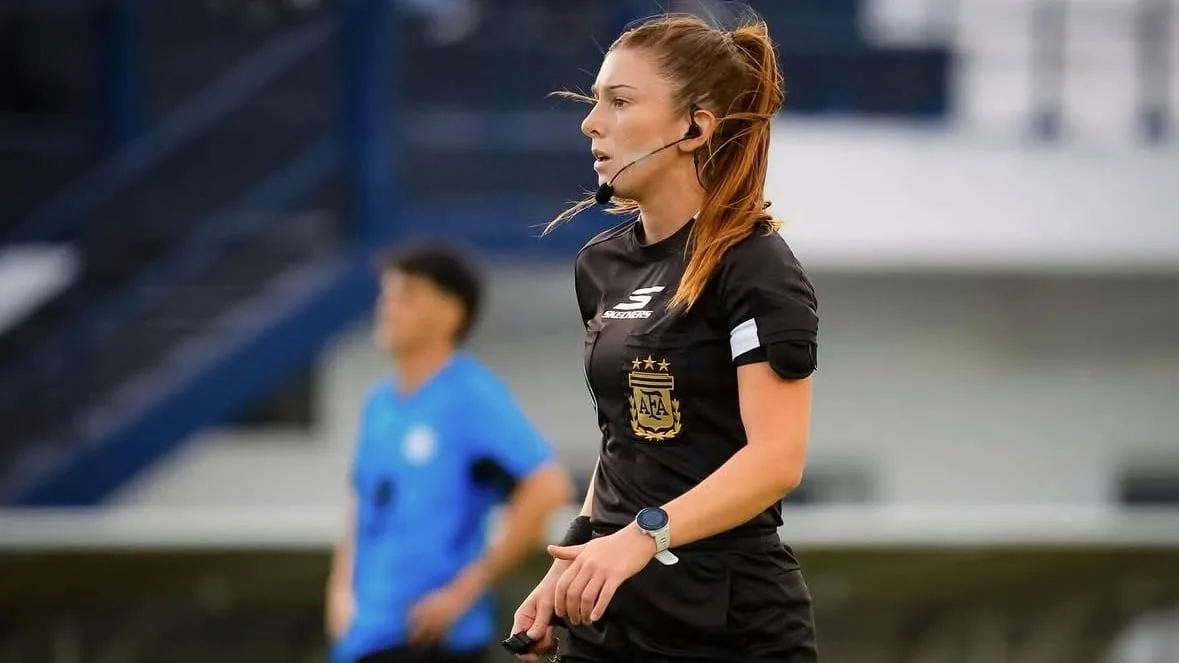 Ariadna Palacios debutó como árbitra principal en la Primera B Metropolitana y marcó un nuevo hito en el fútbol argentino