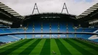 Manchester City goleia Liverpool e segue 100% na Premier League