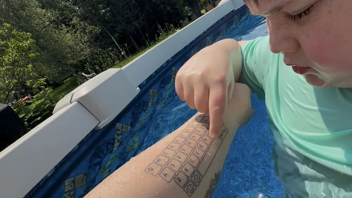 Damit er nie mehr schweigen muss - Mama tätowiert sich Tastatur für stummen Sohn