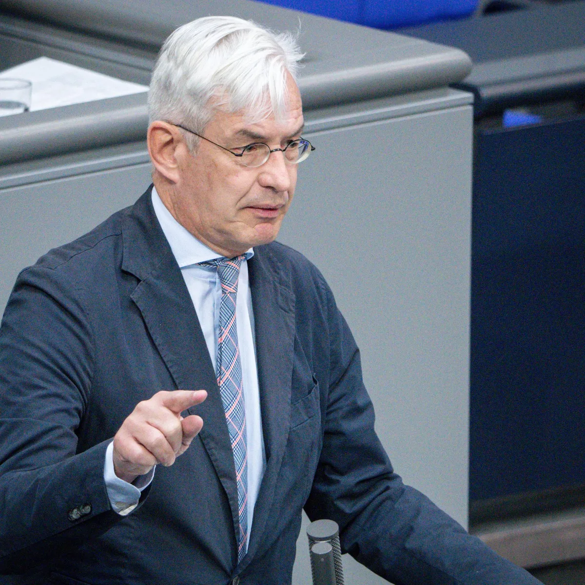 Kritik an der Regierung - Unionsfraktionsvize Middelberg stellt sich in Kanzler-Debatte hinter Merz, Wadephul: Bundesregierung "wirklich sehr stabil"