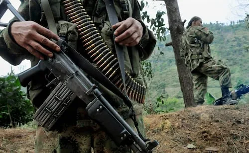 Colombia reactiva órdenes de aprehensión contra 46 miembros de tres grupos armados; líder de las FARC entre ellos