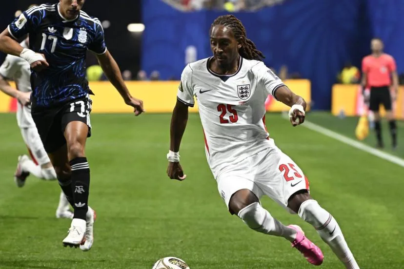 Mercato : l'international anglais Djed Spence rejoint l'Inter Milan en provenance de Tottenham