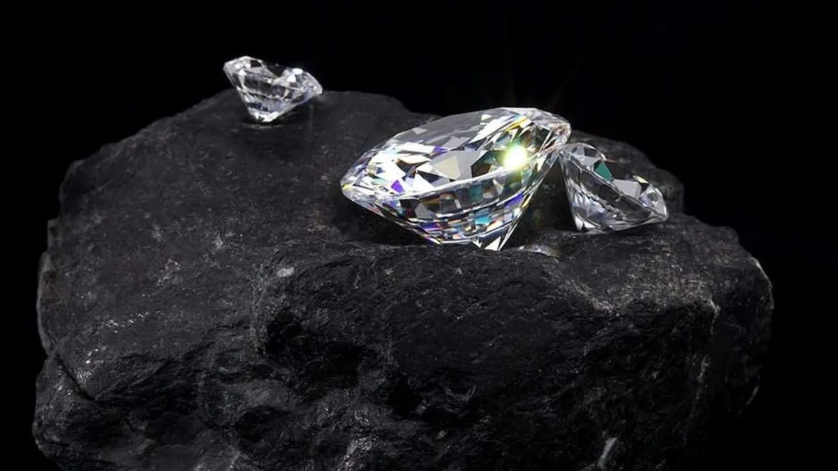 How a diamond hit at hypersonic speed can turn into graphite in microseconds