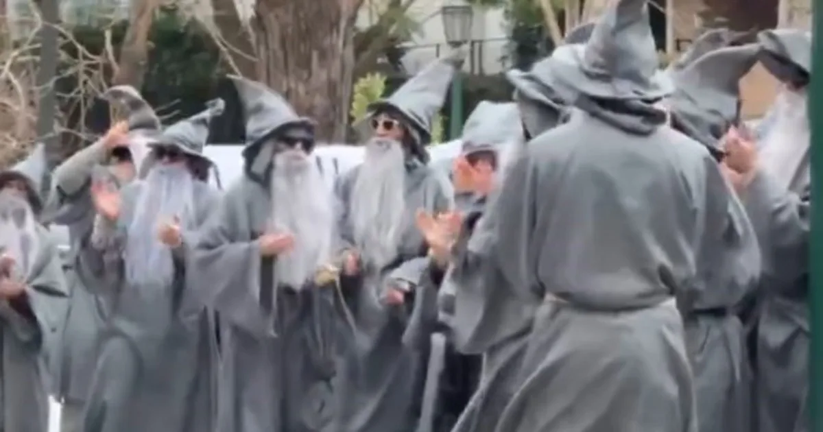 Vestidos como Gandalf, un grupo de manifestantes protestó contra Peter Thiel en Palermo