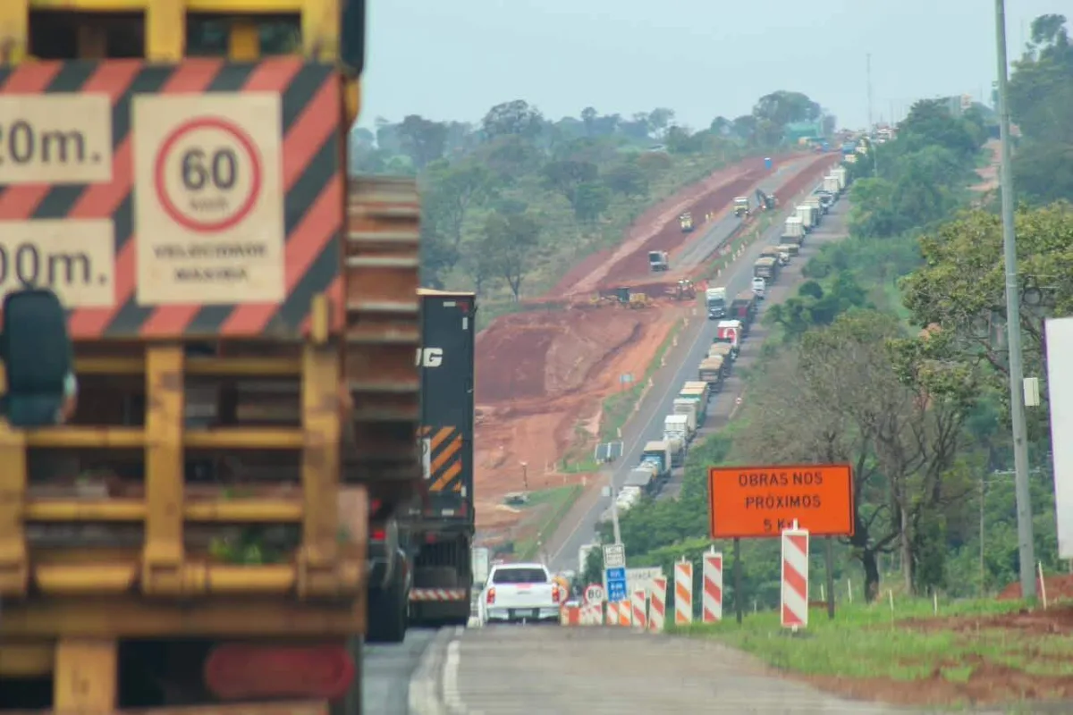 Pare-e-siga deixa trânsito travado por 4 km na BR-163, em Campo Grande