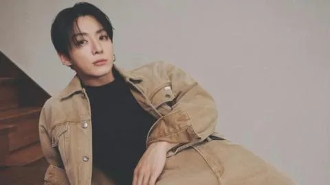 Jung Kook vuelve a Calvin Klein y convierte el denim en protagonista de su nueva campaña
